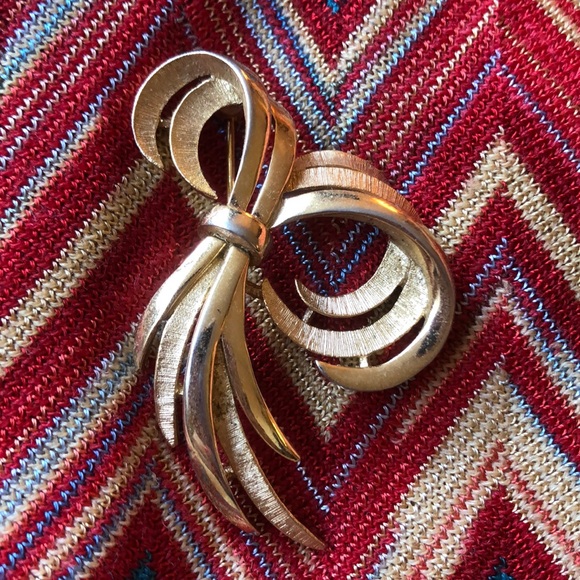 Trifari Brooch Pin high quality gold tone. - Picture 3 of 6